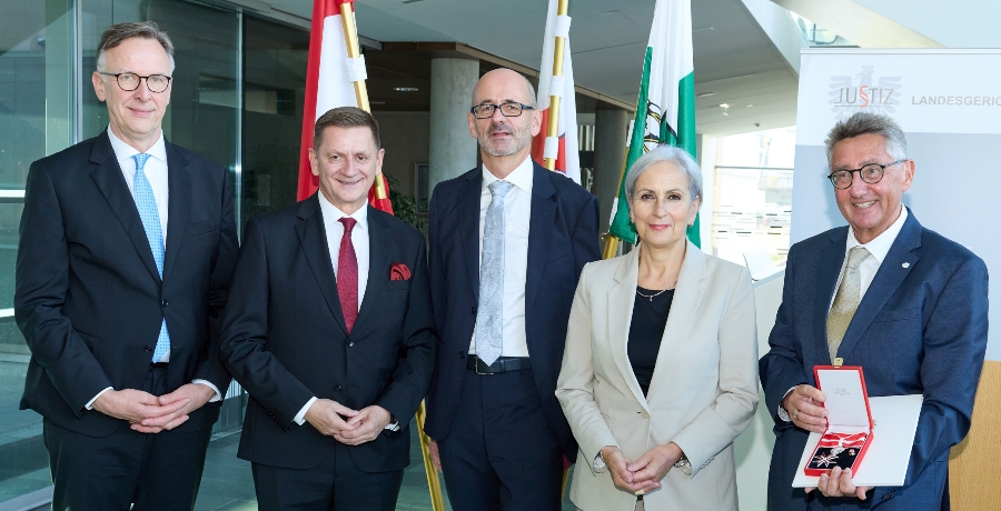 Mag. Michael Schwanda (Präsident des Oberlandesgerichtes Graz), Kurt Wallner (Bürgermeister Leoben), Mag. Christian Haider (Präsident Landesgericht Leoben), Dr.in Anna Sporrer (Bundesministerin, Justiz) und Dr. Robert Wrezounik (Präsident Landesgericht Leoben i.R.)