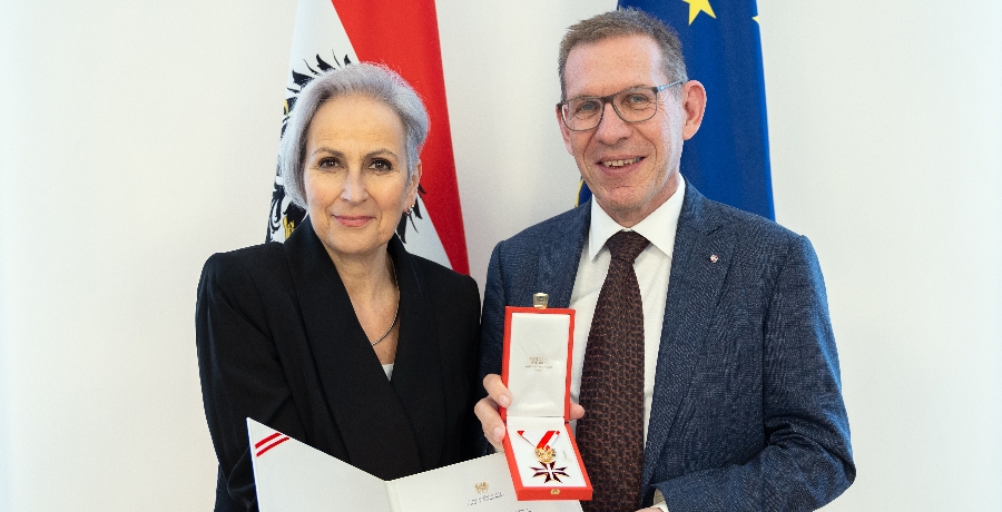 Ehrenzeichenverleihung an Dr. Christoph Koss