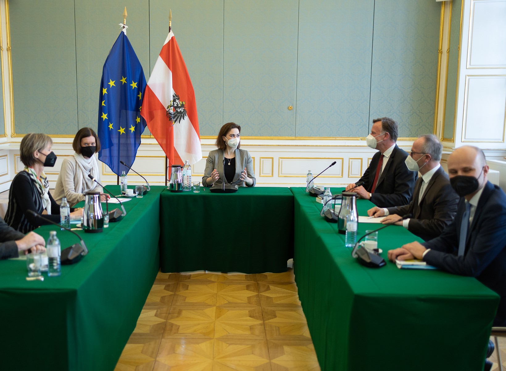 Justizministerin Alma Zadić mit den Präsident:innen des OGH bzw. der Oberlandesgerichte