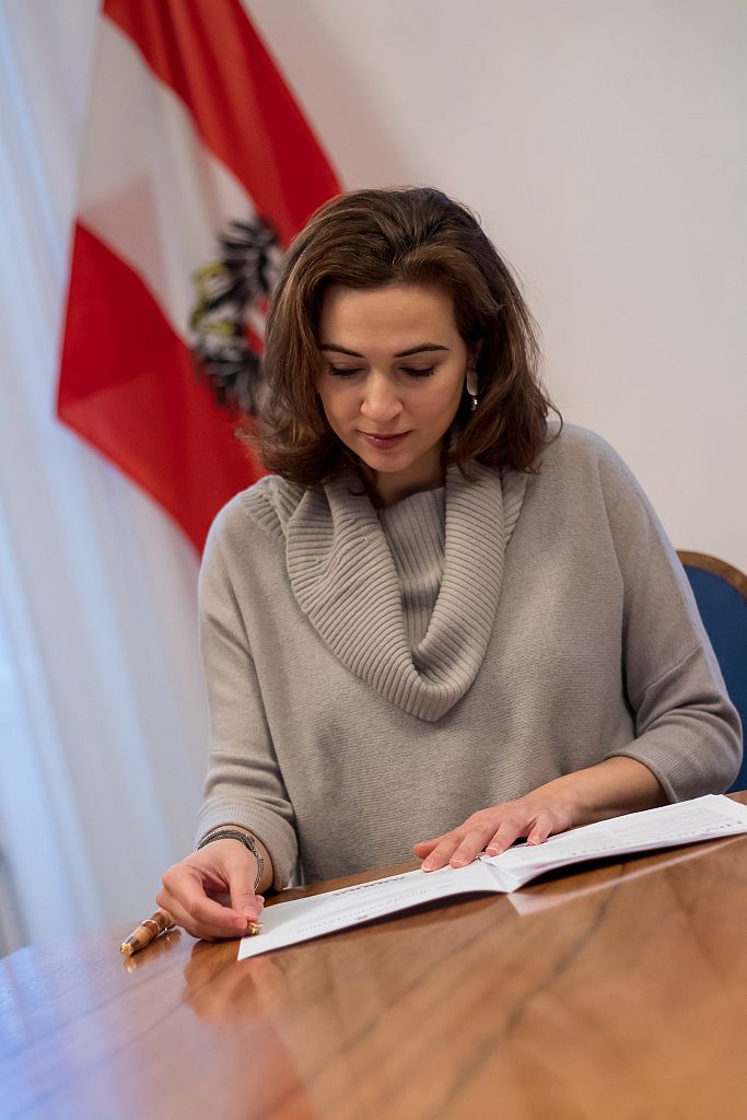 Justizministerin Zadic unterzeichnet Deklaration
