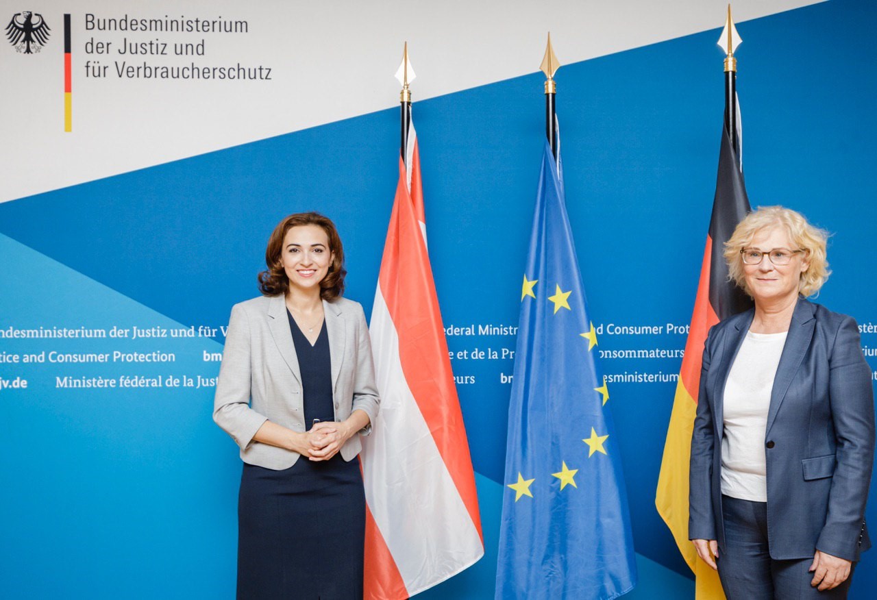 Justizministerin Zadić mit Ihrer deutschen Amtskollegin Christine Lambrecht (Foto: BMJ, phototek).